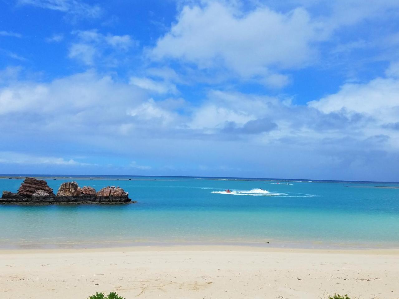 Mihama Beach House Villa Chatan Bagian luar foto